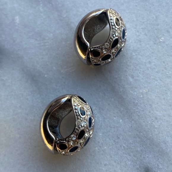 Beautiful dainty silver tone earrings - Picture 6 of 6